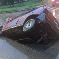 Córdoba: un auto cayó a un pozo que estaba en medio de la calle y su dueño pide ayuda