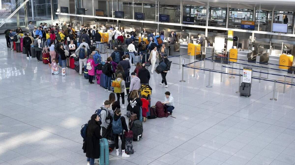 Pasajeros esperan en un mostrador de facturación en el aeropuerto de Múnich, Alemania