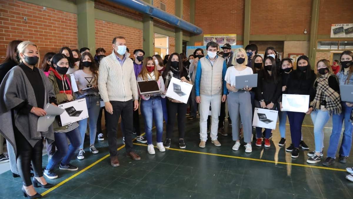 El gobernador Omar Gutiérrez encabezó la entrega de computadoras. Fuente: (Twitter)