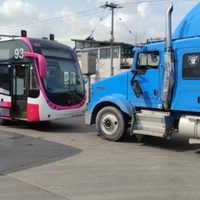 Tráiler invade carril exclusivo y choca contra Mexibús; hubo 4 heridos