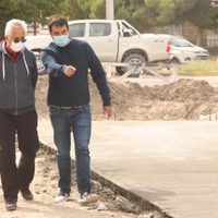 Zapala: Carlos Koopmann supervisó las tareas de pavimentación de la calle Rahue