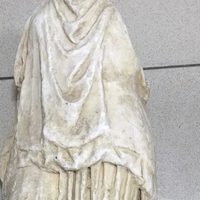 Encuentran una estatua de dos mil años de antigüedad abandonada en una bolsa de basura en Grecia