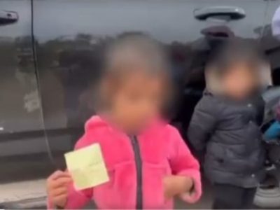 Niña de dos años, que viajaba sola, fue detenida junto a otros 60 migrantes (Video)