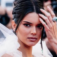 Versace puso a Kendall Jenner como vino al mundo ¡Delirio total!