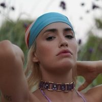 Te espera en el suelo: Lali vuelve a la carga con una nueva sesión de alto vuelo