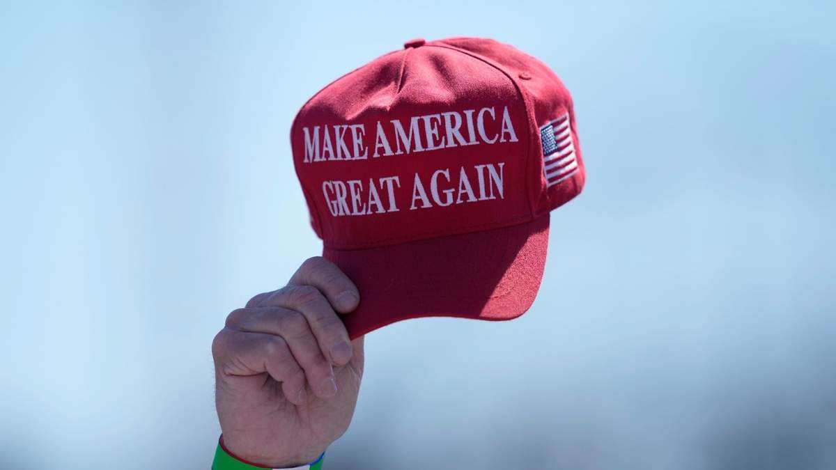 Una persona sostiene una gorra previo a un evento de campaña