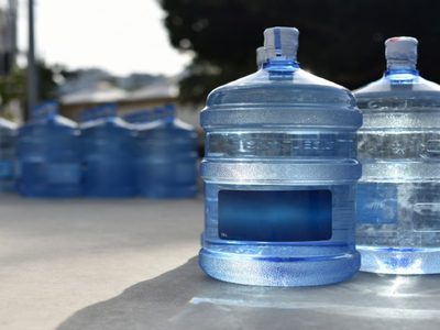 No tires el enorme bidón de agua vacío, transformalo en esta hermosa mesa ratona para tu living