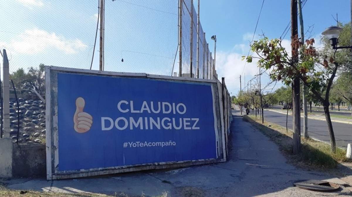 Cartelería de Claudio Domínguez por el centro de Neuquén. Fuente: (Twitter)