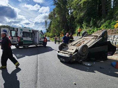 Un auto impactó con una pared de piedra en la Circunvalación de Villa La Angostura