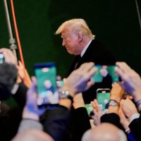Trump asegura que una "flota enorme" se dirige hacia Irán