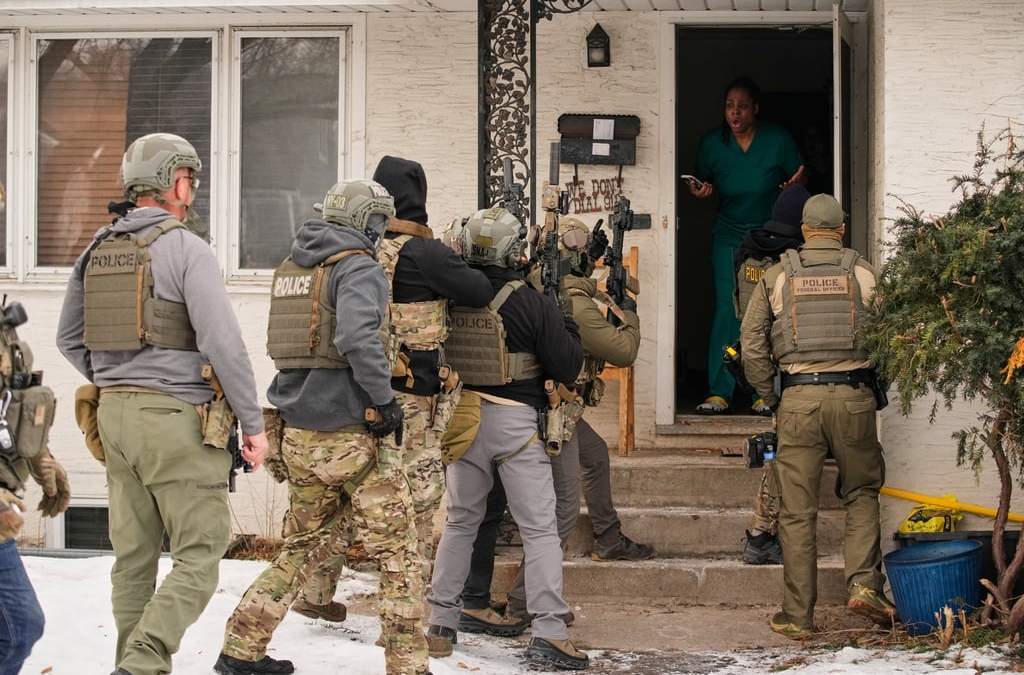 Teyana Gibson Brown, esposa de Garrison Gibson --un hombre de Liberia--, exclama después de que un agente federal de inmigración usara un ariete para derribar una puerta antes de arrestarlo, el domingo 11 de enero de 2026, en Minneapolis