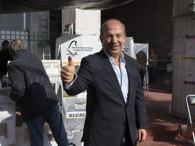 Calderón niega hospitalización y afirma que su salud "evoluciona bien" tras contagiarse de covid-19