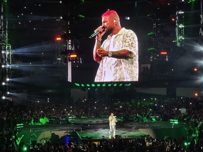 Entre “El Rey” y mezcal, Maluma enciende al Palacio de los Deportes