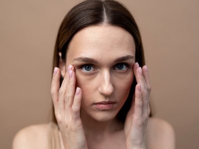 Cómo tapar las ojeras con éxito: el paso a paso que cambia el rostro al instante