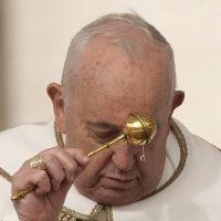 Papa preside misa de Domingo de Pascua pese a preocupaciones sobre su salud