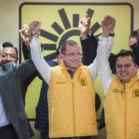 Facciones perredistas hacen suyo a Ricardo Anaya; le queda grande el chaleco amarillo