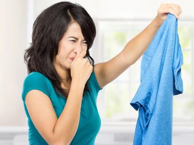 El truco definitivo de las tintorerías para eliminar el mal olor de la ropa usando solo 3 ingredientes