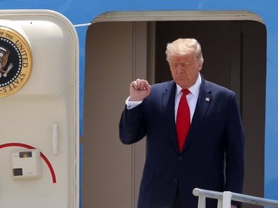 Trump evita declarar por fraude fiscal al recluirse en su mansión de Florida durante el huracán