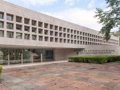 Por adeudos, desalojan la Librería Educal de la Universidad Veracruzana