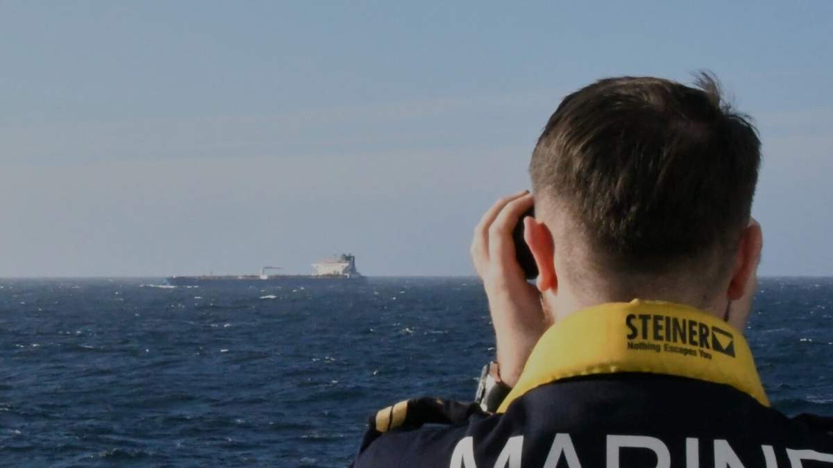 En la imagen, proporcionada por el Ejército francés el jueves 22 de enero de 2026, la Marina francesa, con base en inteligencia proporcionada por Reino Unido, interceptó el jueves en el mar Mediterráneo un buque petrolero que navegaba desde Rusia, en una misión contra la flota fantasma rusa