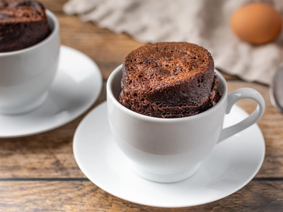 Con 2 huevos y pocos ingredientes, hacé esta torta matera de chocolate en el microondas mientras hacés unos mates