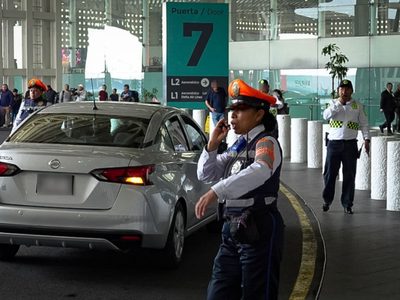 Taxistas niegan acuerdo para permitir Uber o Didi en el AICM por el Mundial 2026