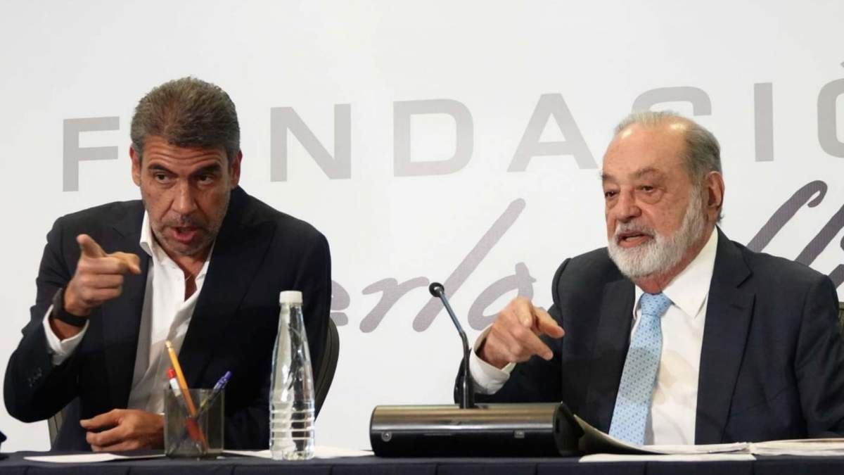 Los empresarios Arturo Elías Ayub y Carlos Slim durante una conferencia de prensa en Grupo Financiero Inbursa