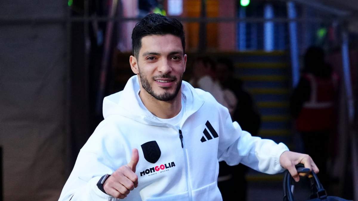 Raúl Jiménez llegó a 200 goles como profesional, pero el Fulham perdió 3-2 vs. Manchester United