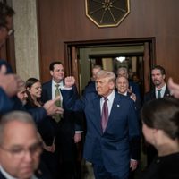Trump asegura que conseguirá el control de Groenlandia e insiste en “recuperar” el canal de Panamá