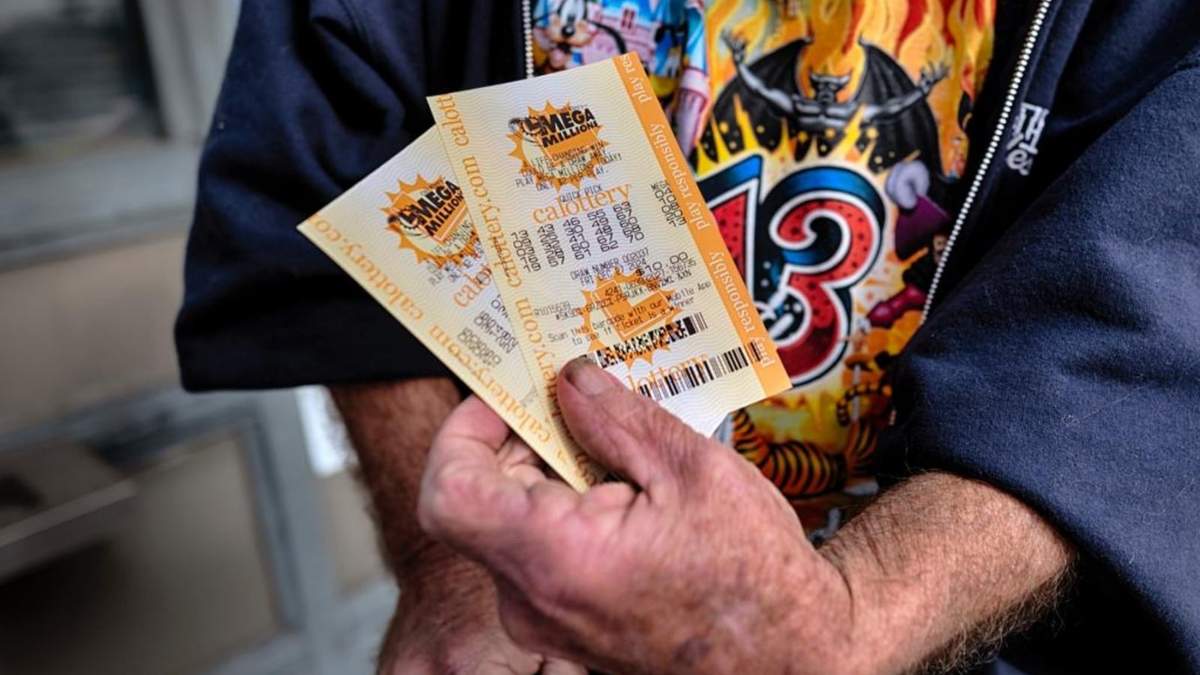 Dennis Murphy muestra sus boletos de lotería comprados en Joe's Service Center, el 27 de diciembre de 2024 en Altadena, California
