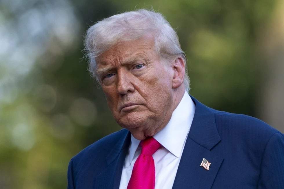 El presidente Donald Trump sale del Marine One tras llegar al Jardín Sur de la Casa Blanca, el martes 15 de julio de 2025, en Washington.