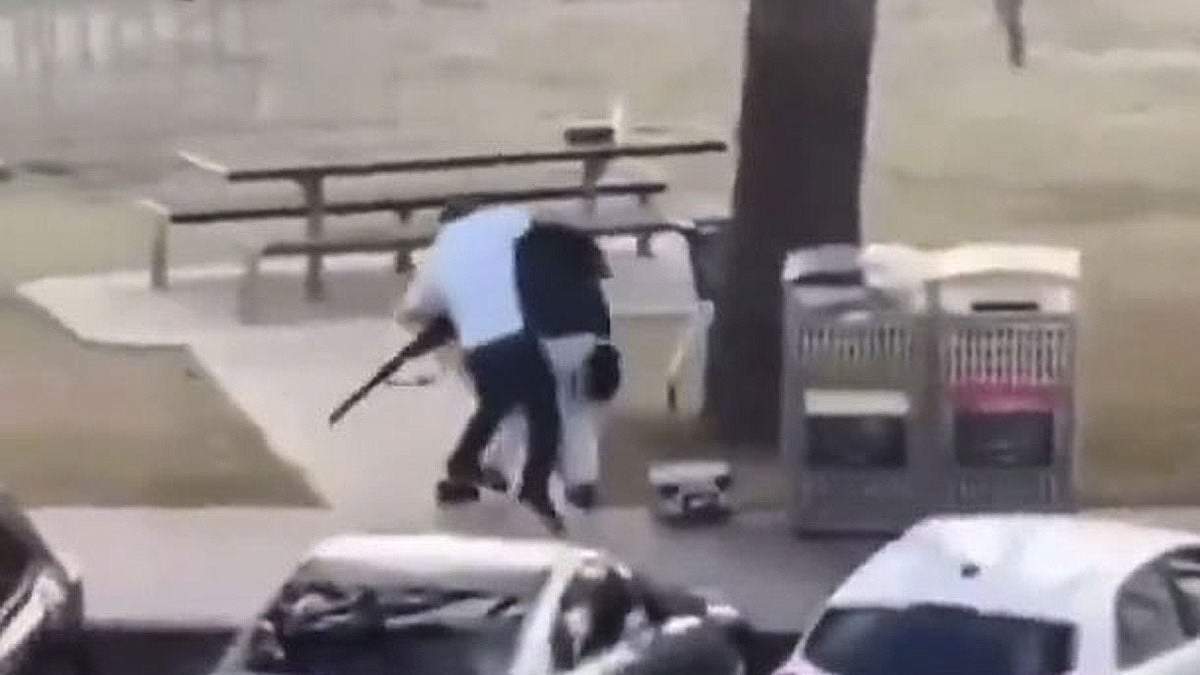 Un sujeto de civil desarmó a uno de los atacantes