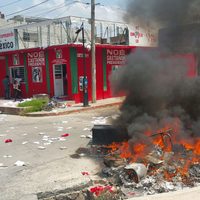 Maestros hacen destrozos en oficinas de partidos políticos en Chiapas