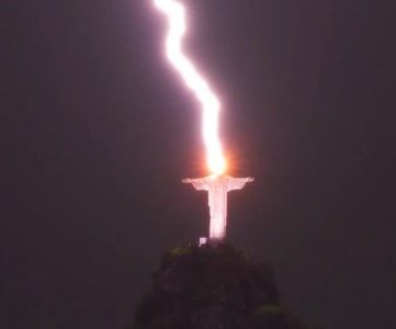 Rayo cae sobre la cabeza del Cristo Redentor en Río de Janeiro; fotógrafo lo hace viral