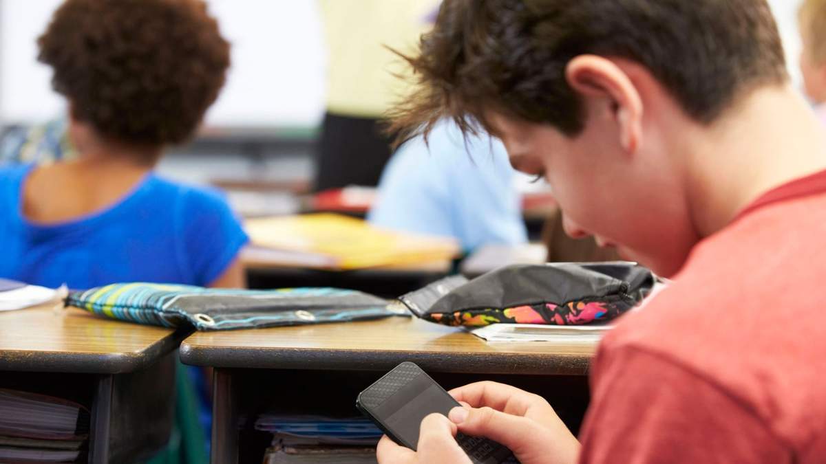Celular en la escuela Fuente (Infobae)