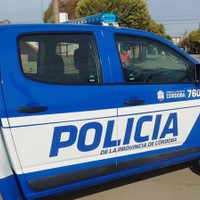 Insólito: la policía de Córdoba custodia a un ciudadano que se negó a cumplir la cuarentena