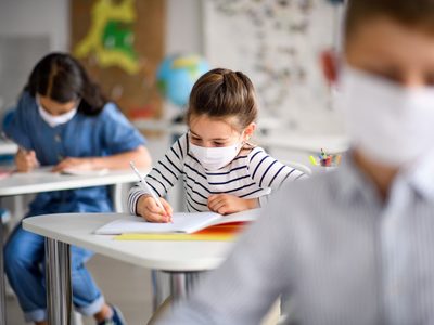 Reino Unido le dice adiós a las clases virtuales: los estudiantes vuelven a las aulas