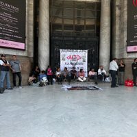 Trabajadores sindicalizados mantienen protesta en las puertas del Palacio de Bellas Artes