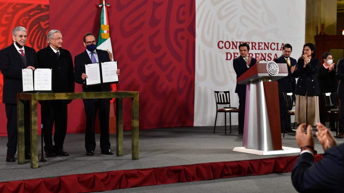 AMLO (centro), el líder de la CTM Carlos Aceves (izquierda) y el  dirigente del CCE Carlos Salazar (derecha)