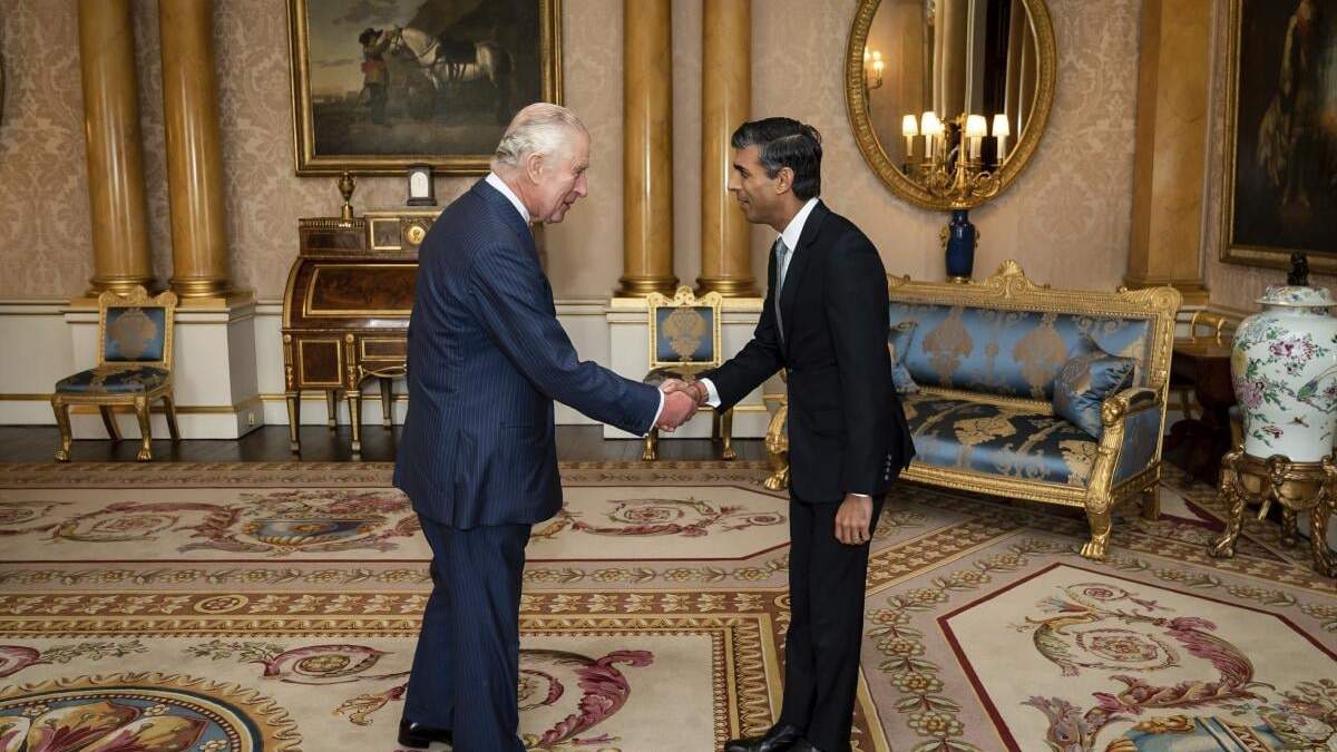ARCHIVO - El rey Carlos III recibe a Rishi Sunak durante una audiencia en el Palacio de Buckingham, Londres, a donde invitó al recién elegido líder del Partido Conservador, que se convertiría en primer ministro y formaría un nuevo gobierno, el 25 de octubre de 2022. El primer ministro británico, Rishi Sunak, dijo el martes 6 de febrero de 2024 que estaba “conmocionado y triste” por el diagnóstico de cáncer del rey Carlos III, pero expresó su alivio porque la enfermedad se hubiera detectado pronto