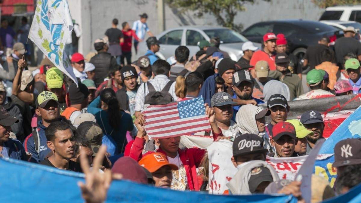 Caravana migrante llega a la garita de San Ysidro