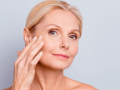 Si tenés más de 45, este truco de maquillaje con bótox natural y cáscara de banana te va a cambiar la piel
