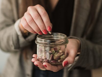No tires las cáscaras de pistachos: creá este hermoso portavelas con un toque de brillo