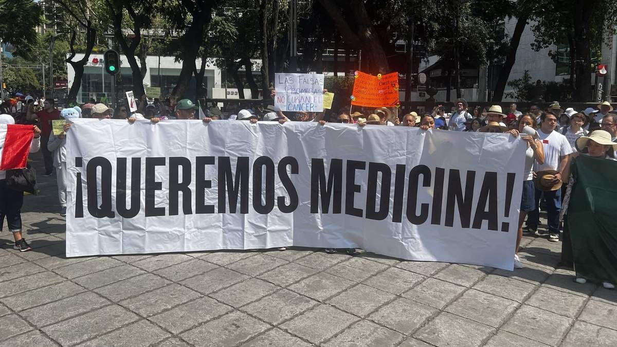 Manta durante la marcha Queremos Medicinas, organizada por la organización civil Nariz Roja