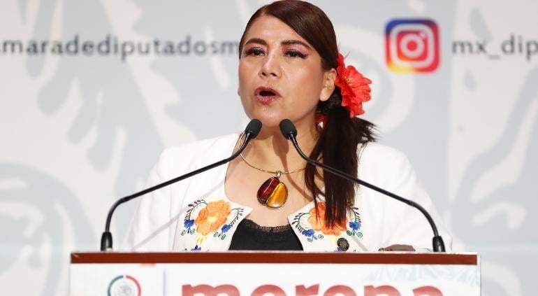 “Tenemos un partido represor, con prácticas nefastas, coartando mi derecho de expresar lo que yo considero correcto; y lo reitero: esos libros deben ser desechados por la forma tendenciosa y facciosa en que están elaborados” declaró la legisladora