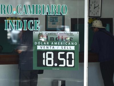 Peso pierde ante la incertidumbre por el cierre de gobierno de EU
