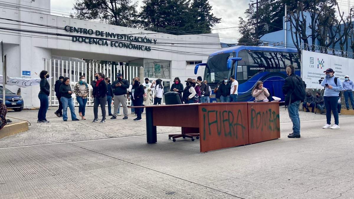 Alumnos del CIDE sacaron el escritorio de Romero