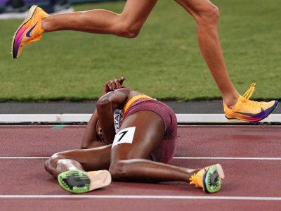 Campeona olímpica sufrió impactante caída al saltar un obstáculo en la prueba de los 3 mil metros