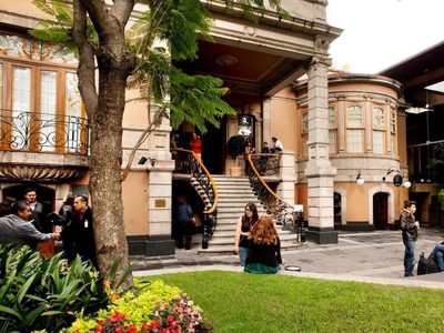 Impiden a mujer otomí pasar al baño de clientes en Casa Lamm; Sheinbaum condena discriminación
