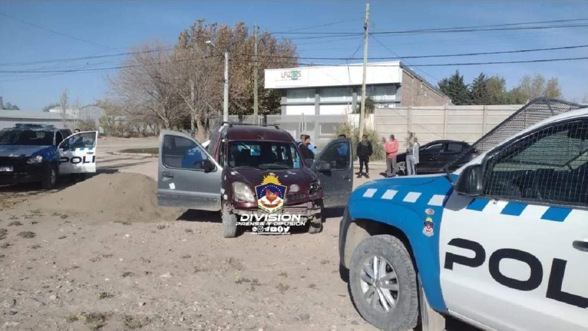 Los policías recuperaron un vehículo robado. Fuente: (Prensa Policial)